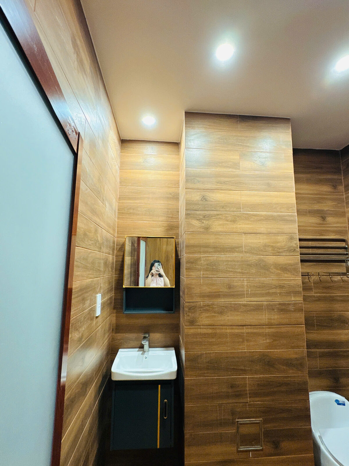 Cầu thang và tường gạch trần nhà bán quận 10