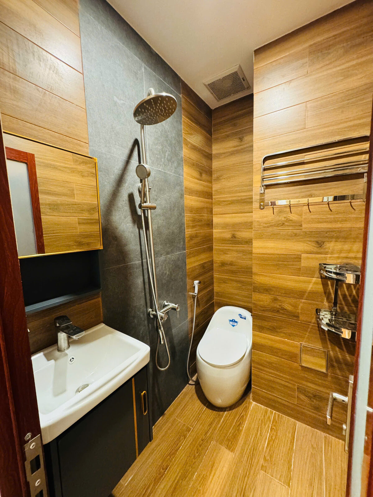 Nhà bán quận 10 có 6 nhà vệ sinh sạch sẽ sang trọng